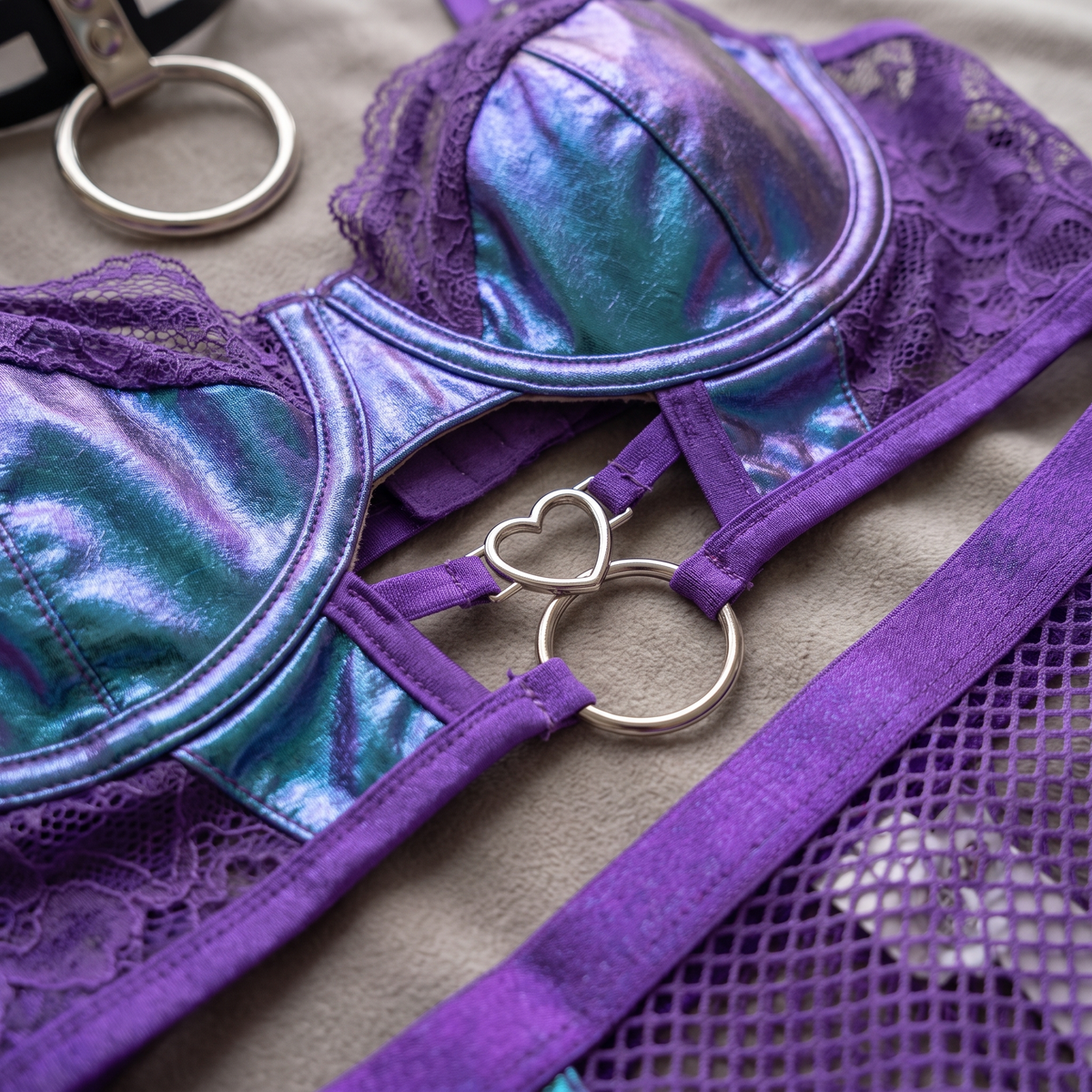 Avéline Holographic Metallic 4-Piece Set