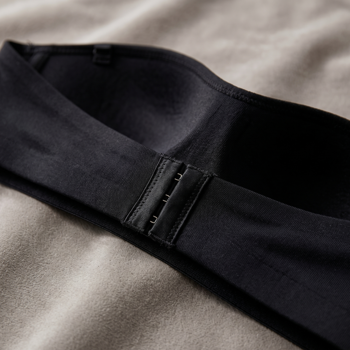 Avéline Strapless Side-Hook Bandeau Bra
