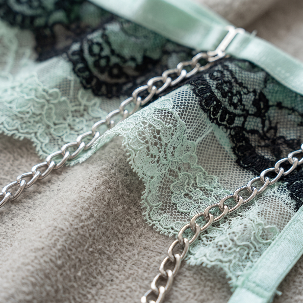 Avéline Chain Garter Contrast-Colour Lace Lingerie Set