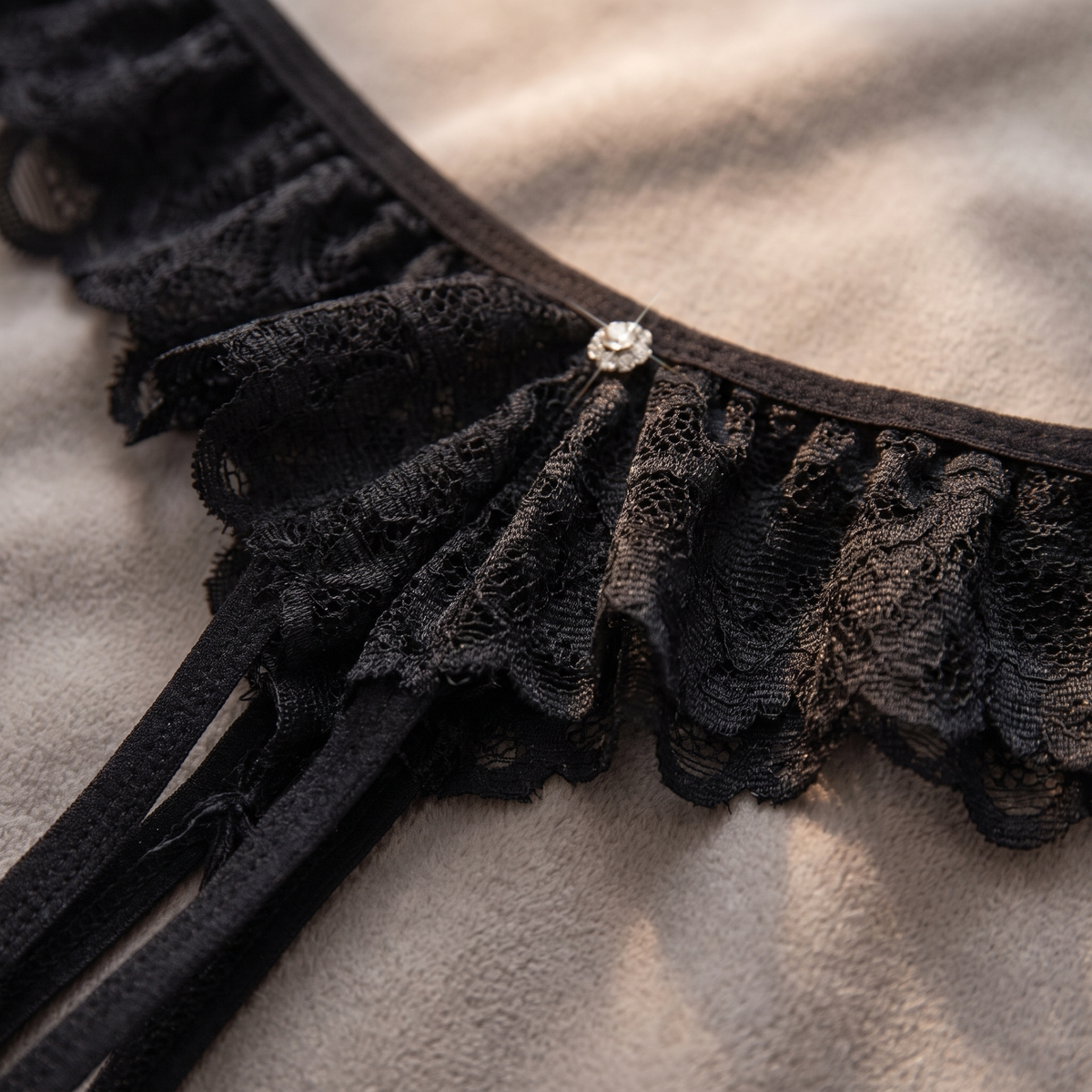 Avéline Lace Criss-Cross Thong